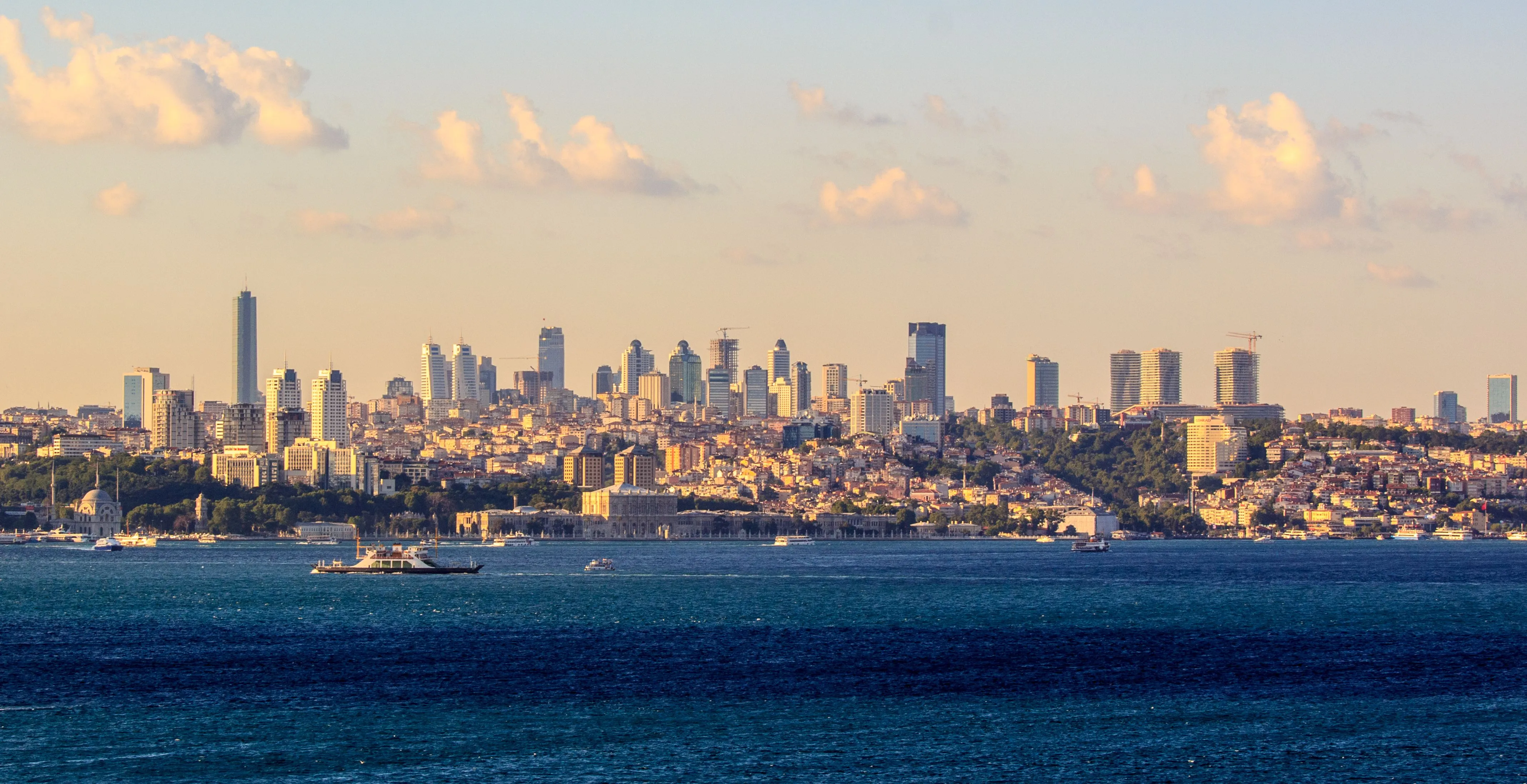 İstanbul Boğazı ve şehir silueti